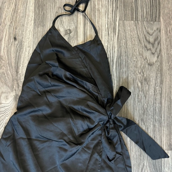 prettylittlething black satun halterneck wrap bodycon dress - Picture 4 of 5